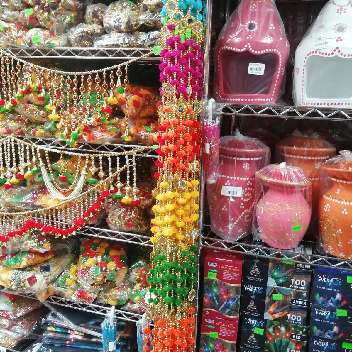 Pom Pom Strand (54 Inches)